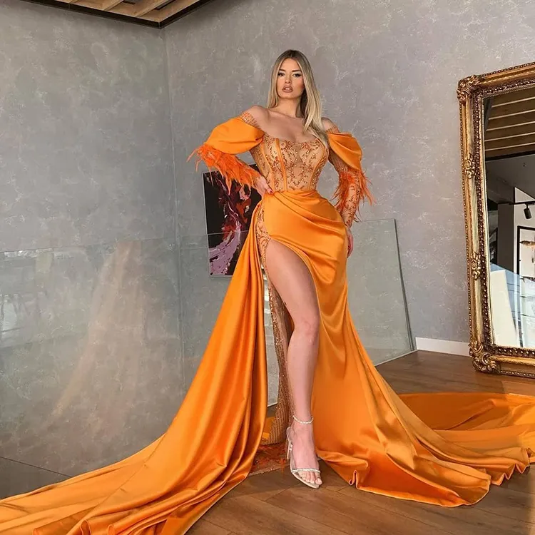 ODM magnifique balayage train perlé plumes de reconstitution historique robe de bal haute fendue Orange sirène Satin longues robes de soirée