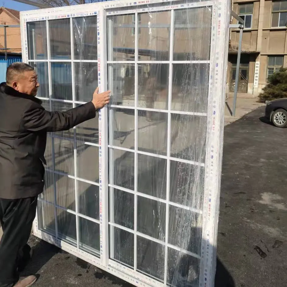 Porta scorrevole interna del balcone del patio del doppio pannello di profilo del PVC di UPVC con vetro temperato e progettazione della griglia