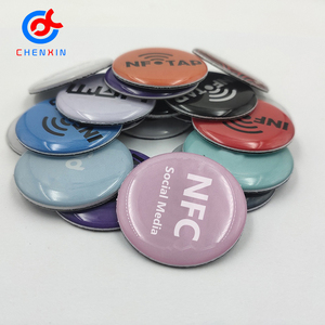 Chenxin Custom13.56mhz NFC Ntag215 çip uniqure QR kodu RFID etiketi Logo baskı akıllı dokunmatik epoksi anahtarlık ile sosyal medya etiketi - Product Image 3