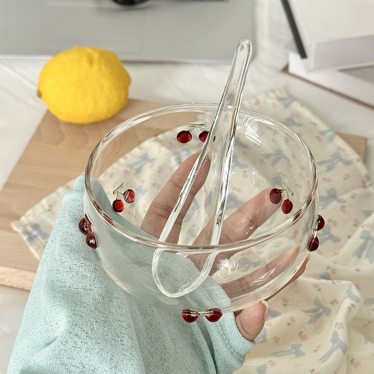 Petit bol en verre transparent cerise