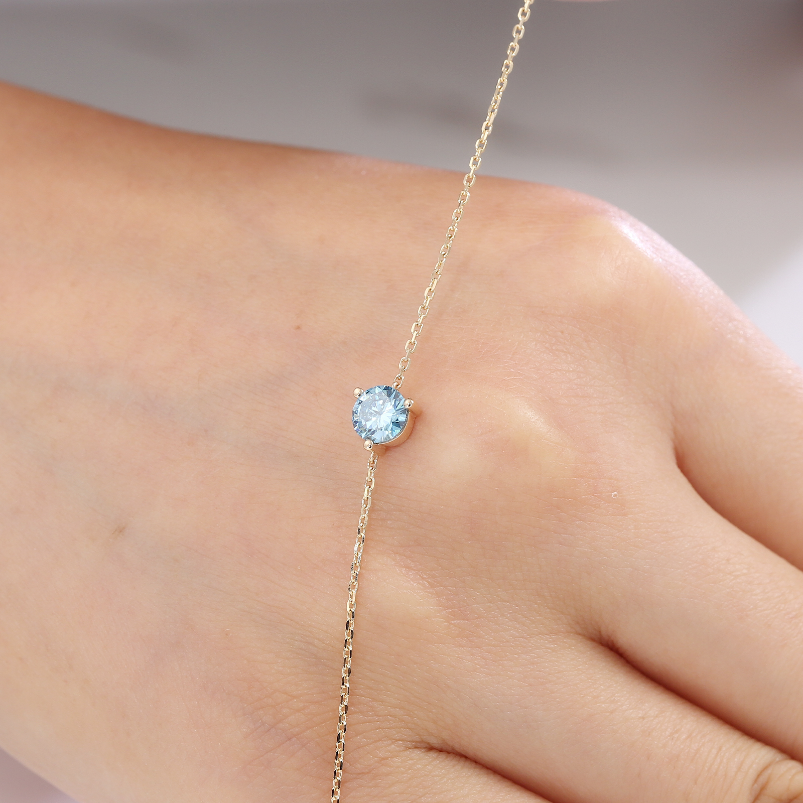 Pulsera de oro auténtico de 10 quilates con diamantes de laboratorio azules.