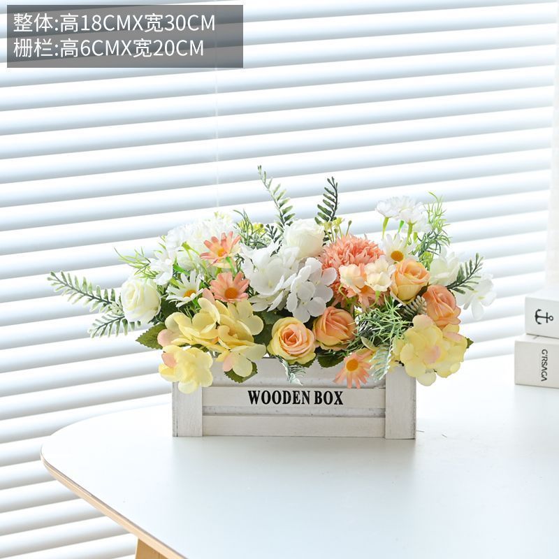Clôture en bois blanc avec roses, 1 blanche et 1 orange.