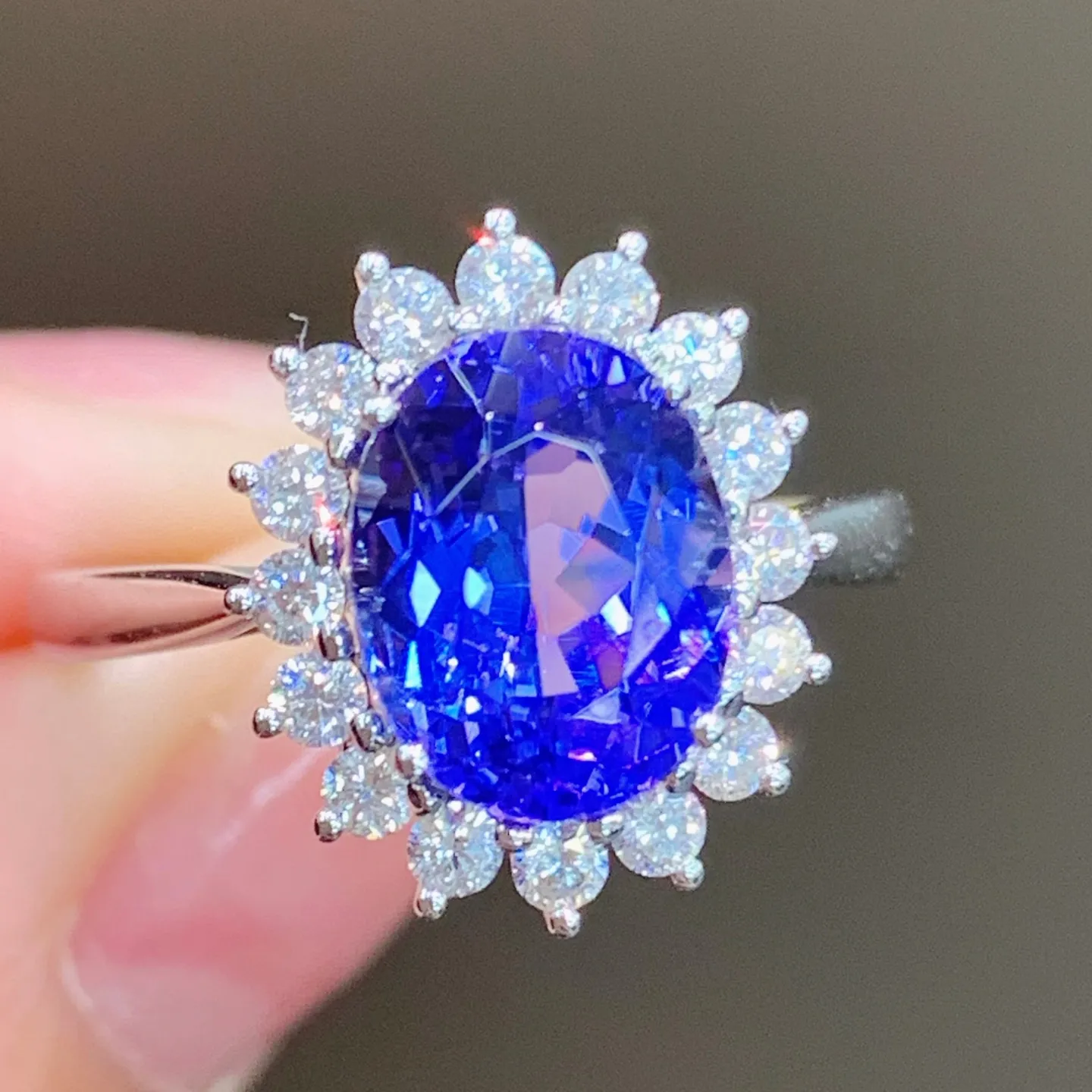 Cincin Tanzanite alami emas padat 18K kustom kelas atas desain sempurna Aksesori berlian berkilau cincin pesta klasik wanita