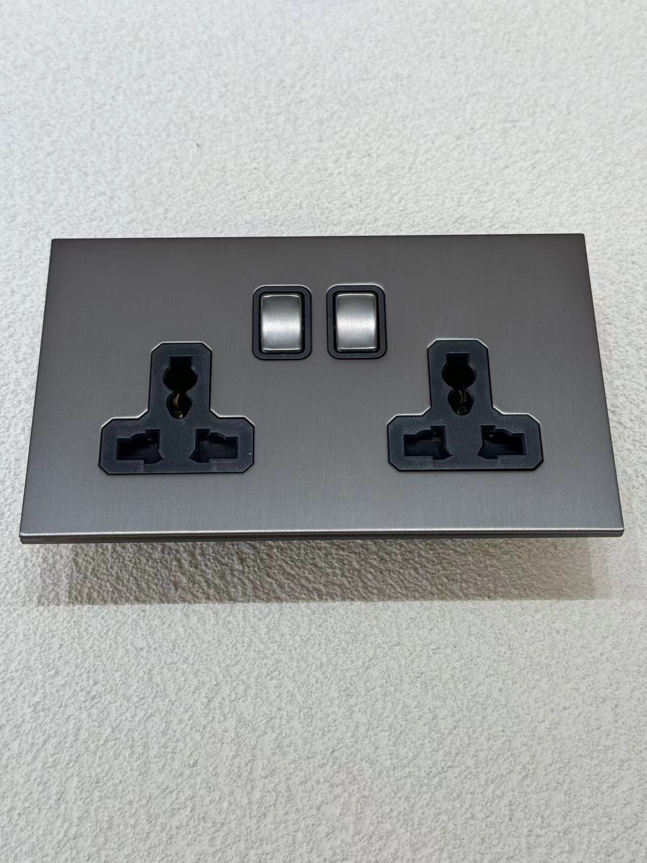 Prise universelle double 1 poste MFuniversal