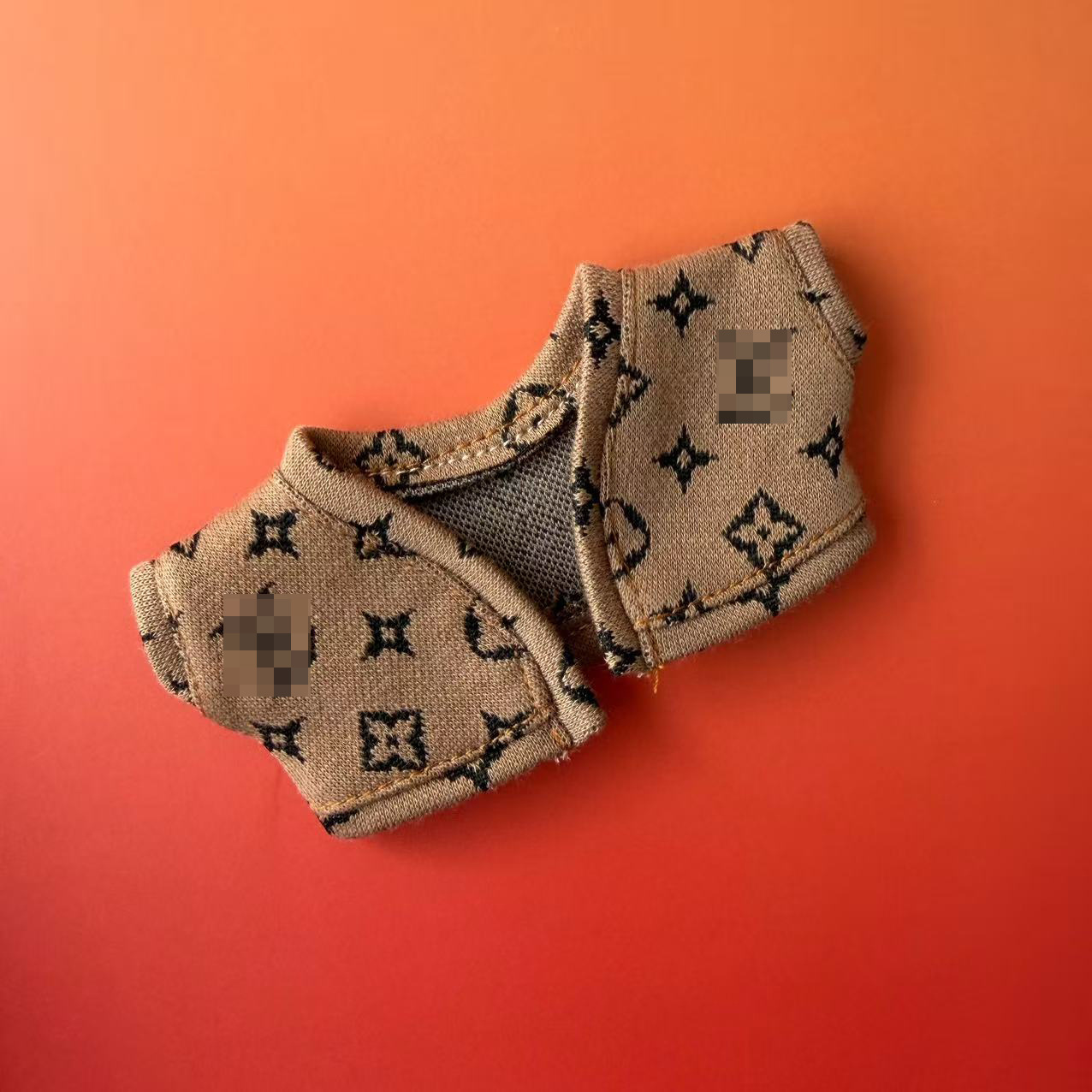Cárdigan marrón con diseño de alfabeto.