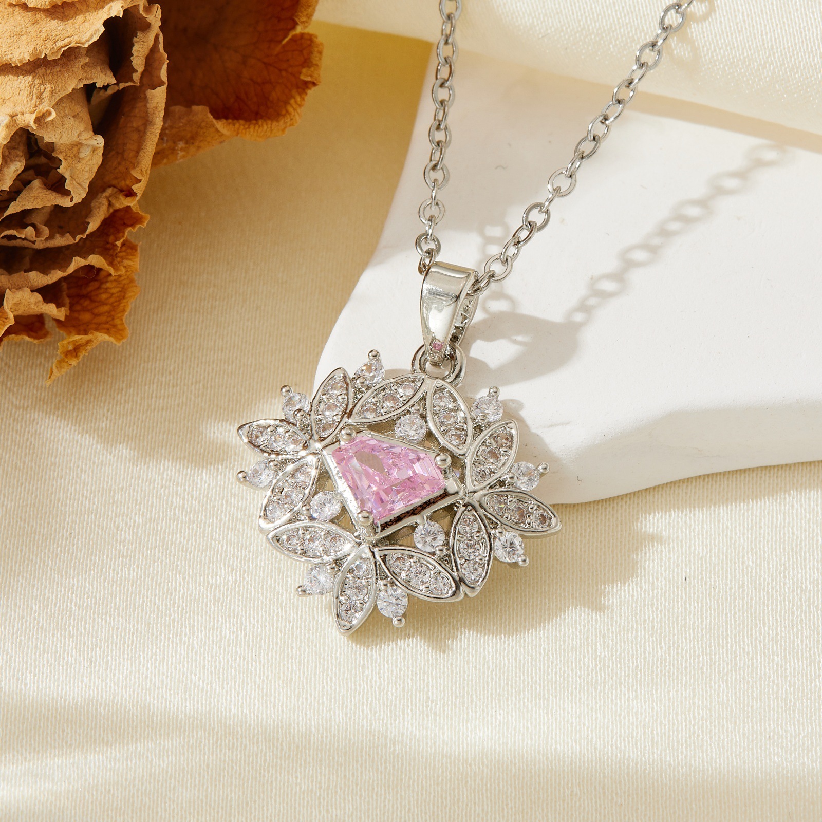 Collana con grappolo di fiori in argento e diamanti rosa t017