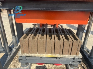 Equipo de fabricación de ladrillos de bloques semiautomáticos de alto beneficio, máquina de ladrillos de hormigón de molde reemplazable - Product Image 2