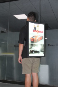 27&quot; Outdoor LCD Advertisements Equipment Portable Mobile <strong>Human</strong> Walking Backpack Ads Video Player Android Media Display with GPS - Product Image 3