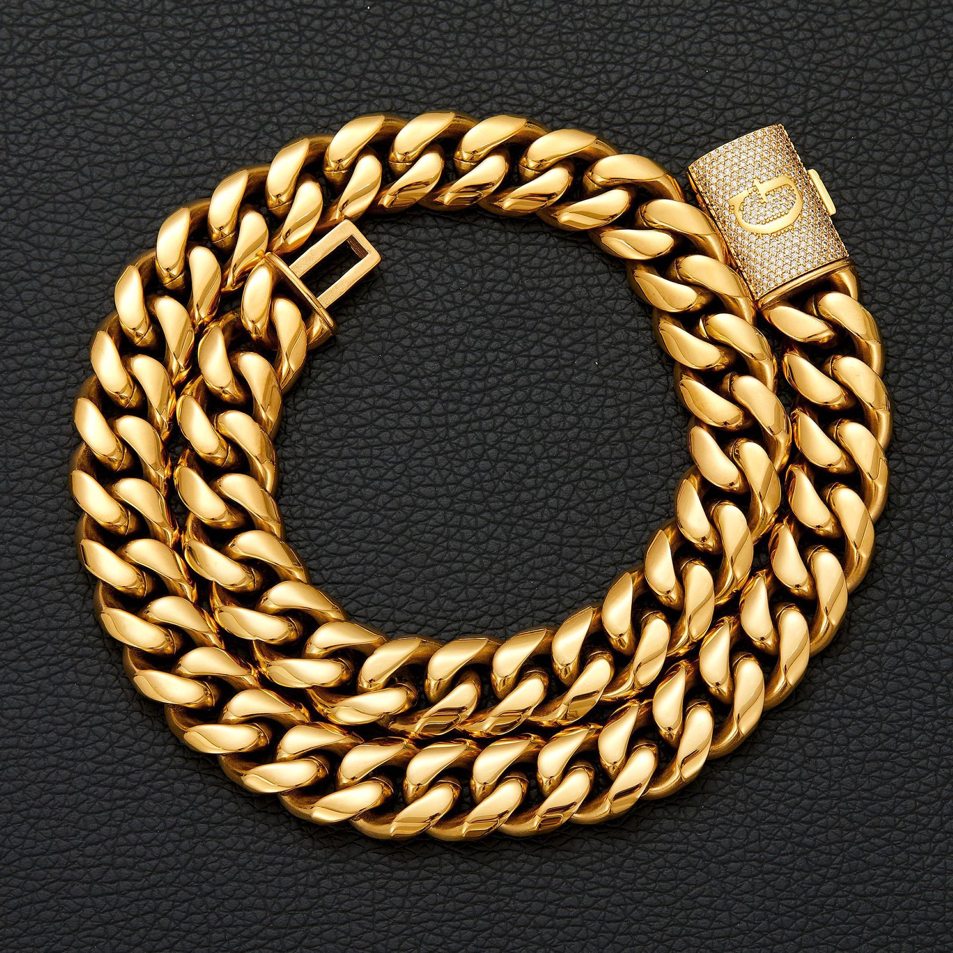 Hebilla dorada con la letra G.