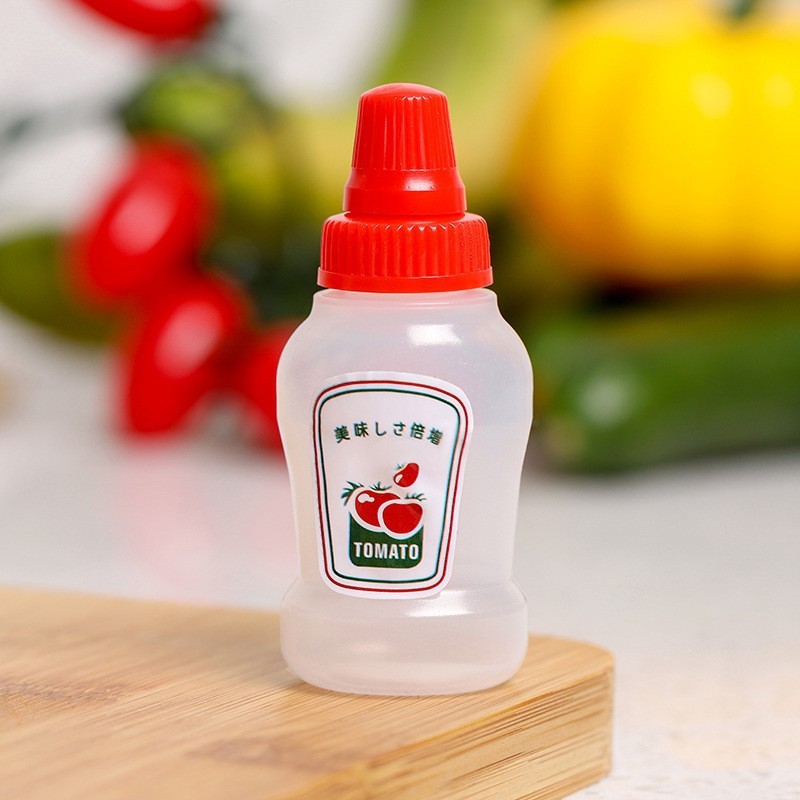 Presser la bouteille de tomate