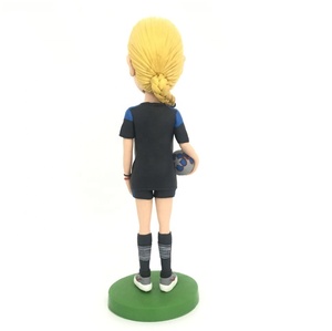 ילדה כדורגל בלונדינית bobblehead מותאם אישית pvc 3D פלסטיק ויניל צעצועים מיני שחקנים פעולה דמויות עבור דגם קישוט