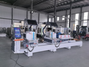 เลื่อยตัดสองหัว CNC จอใหญ่21นิ้วสำหรับทำโปรไฟล์หน้าต่างอลูมิเนียมสำหรับวัสดุพีวีซี upvc ติดตั้งมอเตอร์แกน PLC - Product Image 4