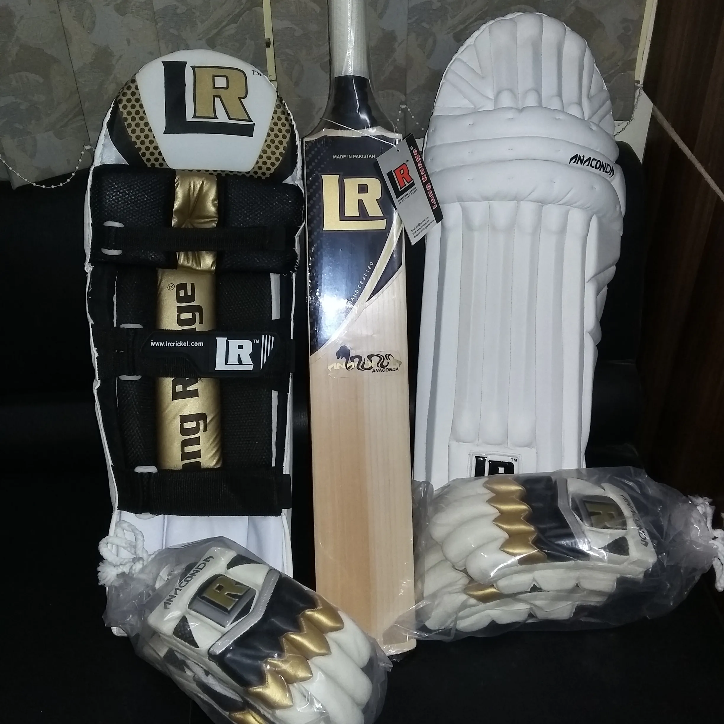 International Players Editions Full complete Kit Highly Protected Batting Pads, Gloves and English Willow Cricket Bat