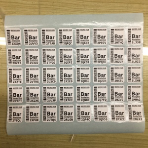 Código QR que ejecuta etiquetas de número de serie Etiquetas de código de barras de número de serie variable personalizadas Pegatinas exteriores impermeables a prueba de aceite