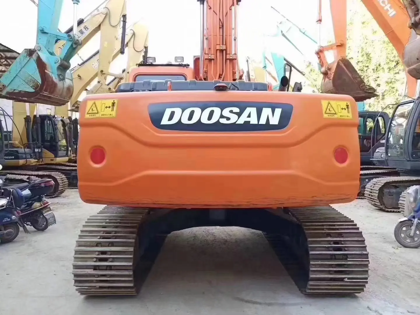 Ekskavator penggali bekas doosan dx225lc 22ton Kondisi Bagus untuk dijual dengan harga rendah