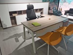 Escritorio de oficina moderno de una plaza de madera con armario lateral para espacios de trabajo contemporáneos - Product Image 6