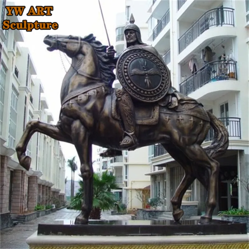 Tamaño real al aire libre clásico antiguo soldado romano hombre estatua bronce cazador montar correr caballo escultura