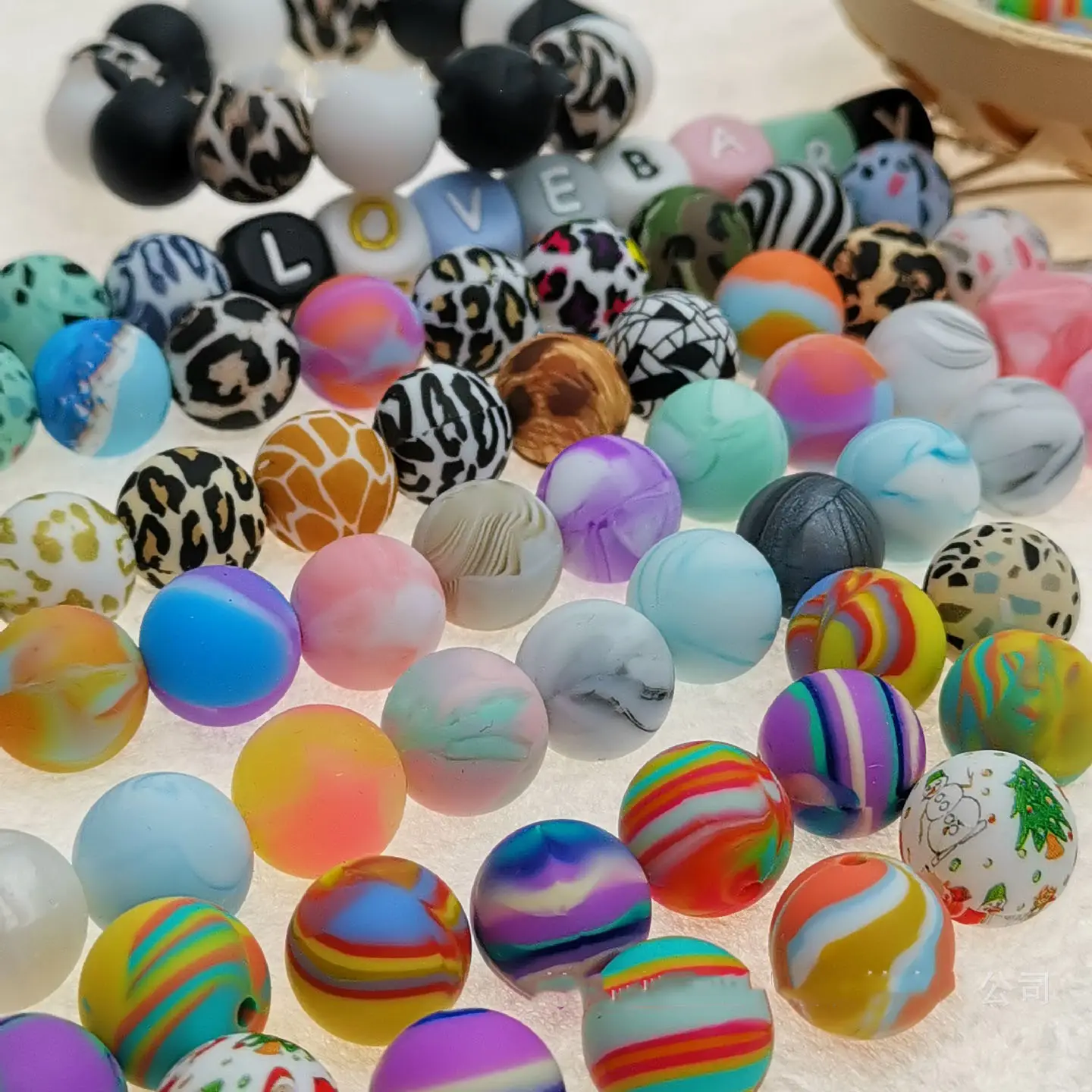 Vente en gros de perles de silicone à motif de transfert d'eau de couleur BPA 424 pour la fabrication de bracelets, porte-clés et stylos