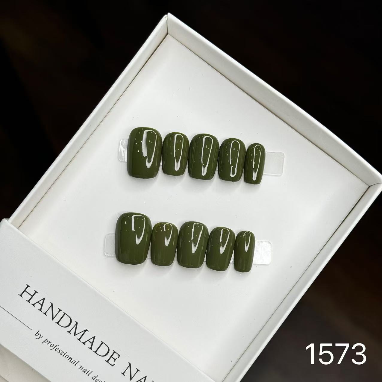 1573