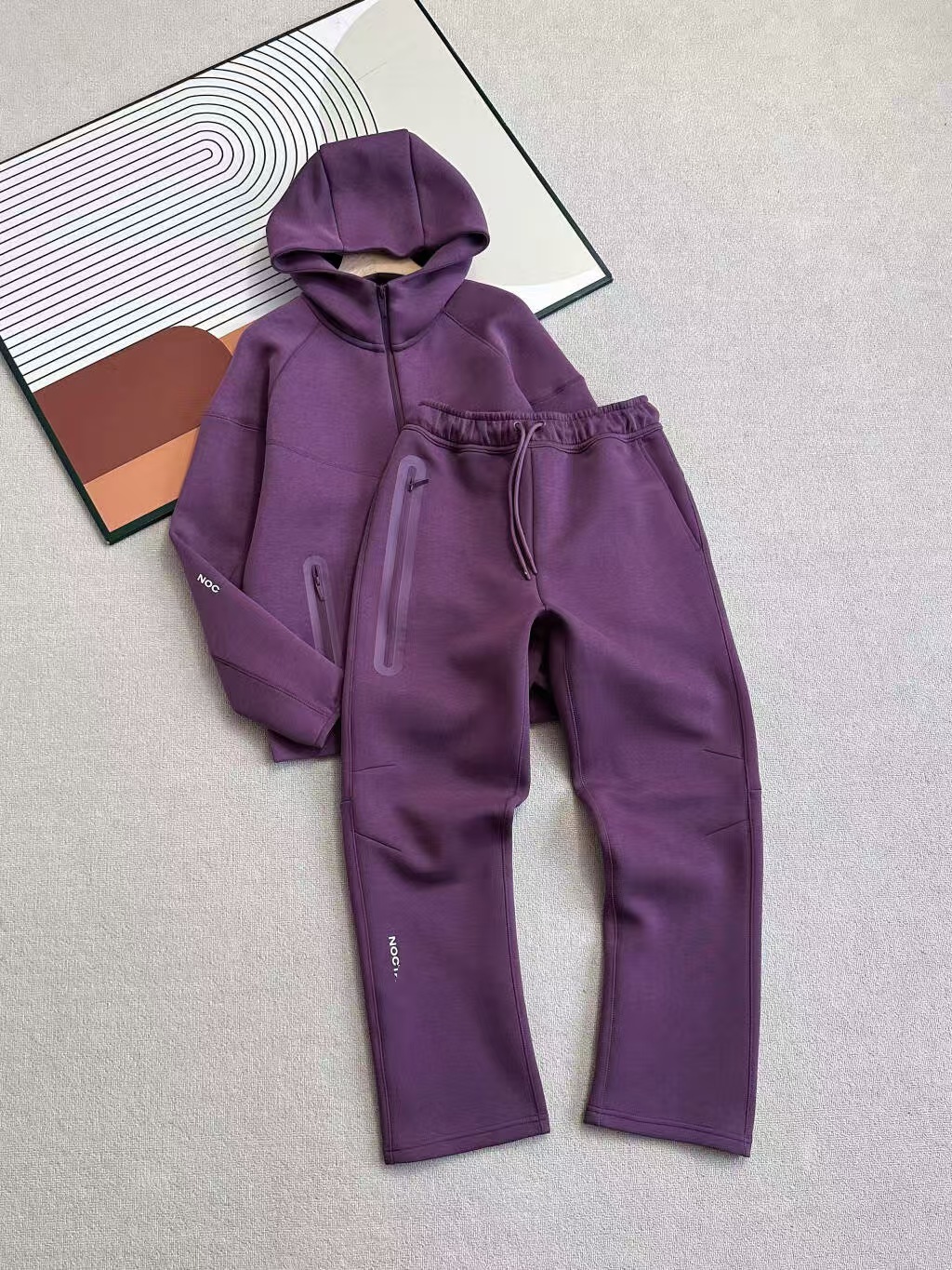 traje morado oscuro