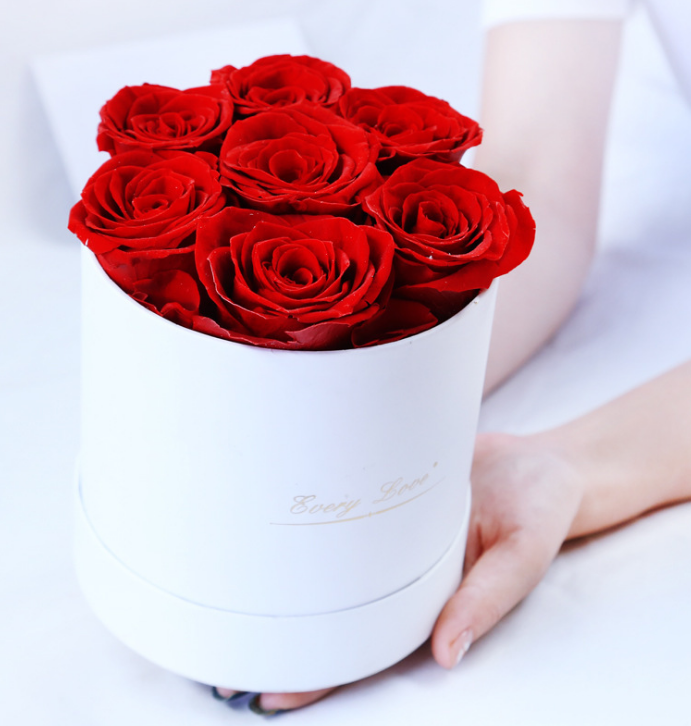 7 Roses dans une boîte ronde