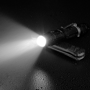 2025工厂批发大功率可充电LED手电筒，带3.7伏电池 - Product Image 6