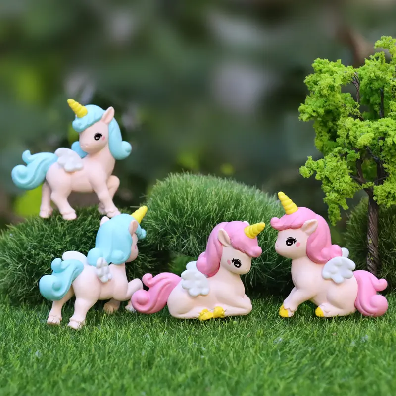 परी उद्यान लघु प्लास्टिक शिल्प कार्टून विंग के साथ घोड़े मूर्तियों लोकप्रिय खिलौने कार सामान 3D जन्मदिन की पार्टी सजावट