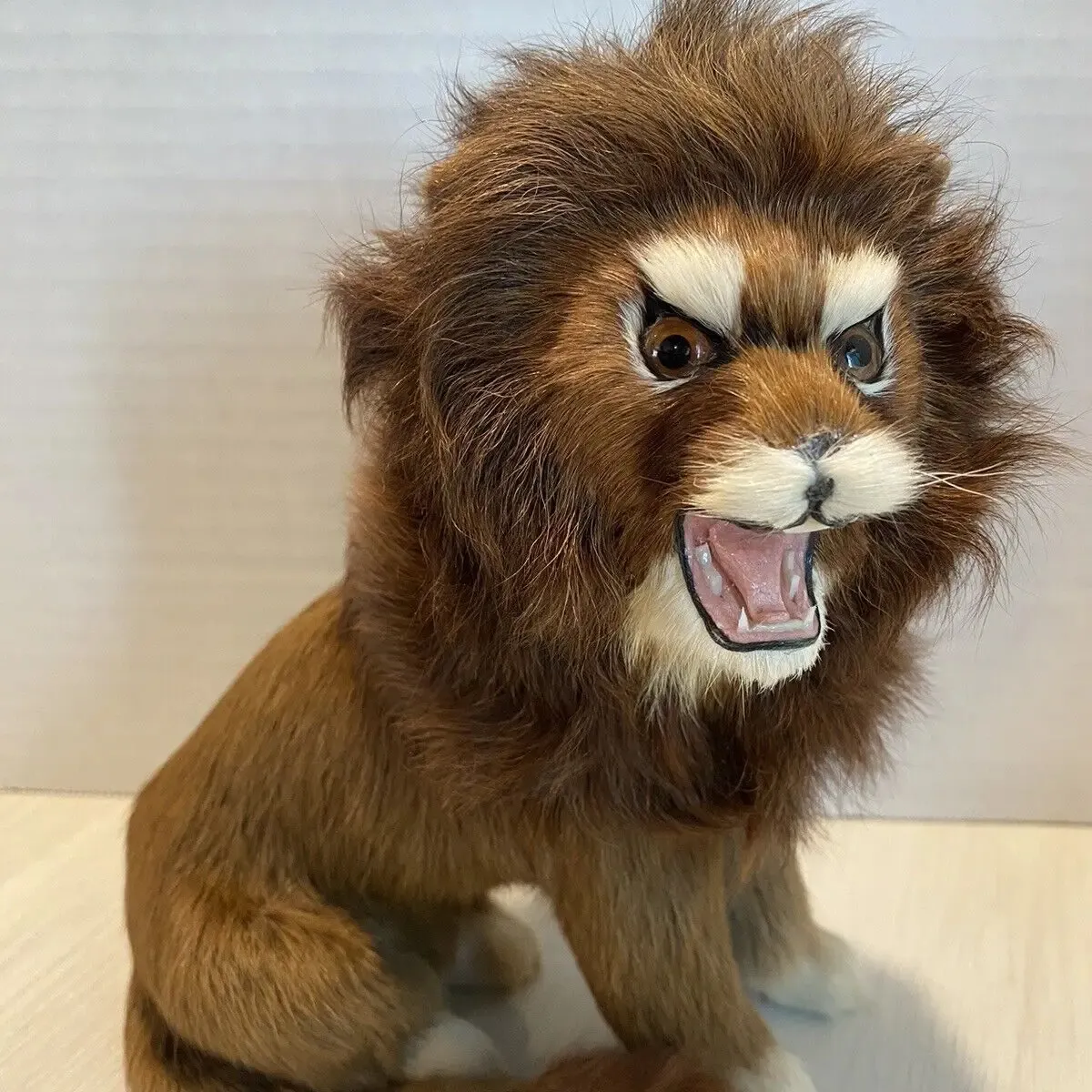 Figura de exhibición de juguetes de gato León peludo de peluche