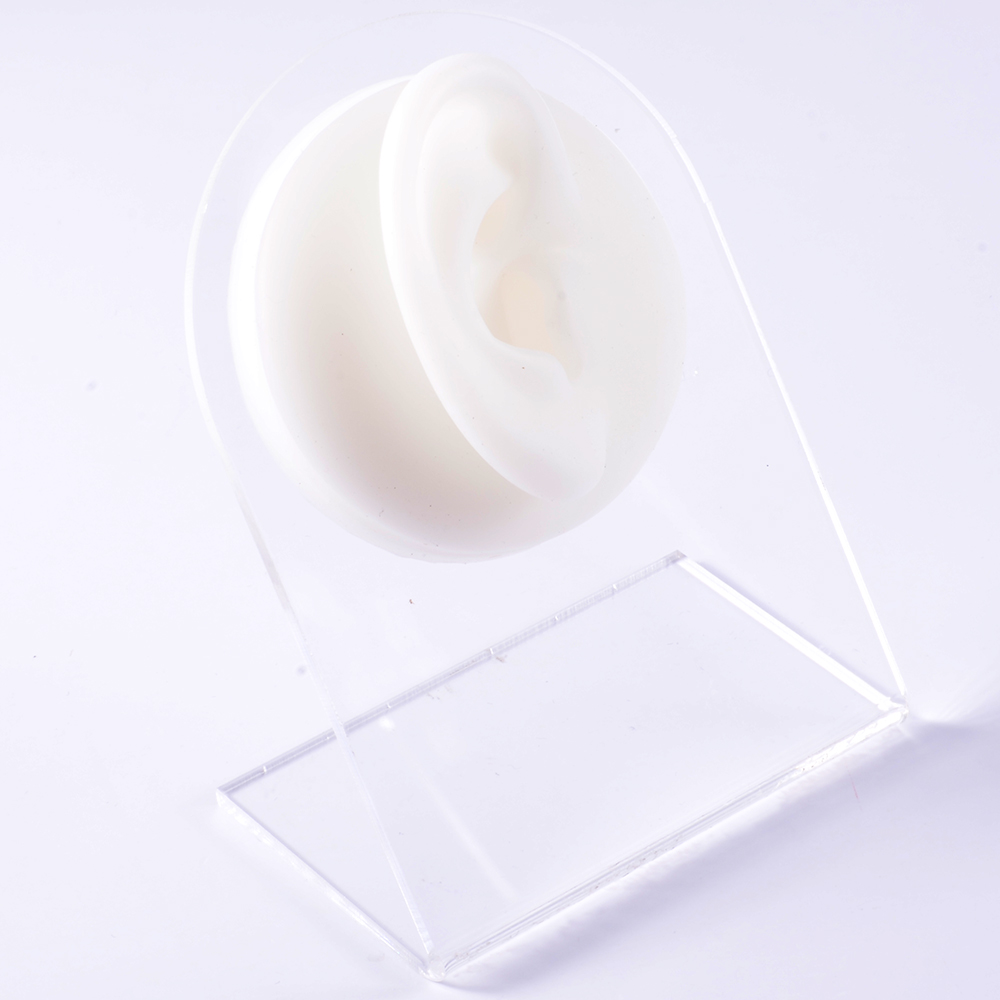 Oreille droite blanche