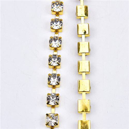 base dorée à griffe carrée