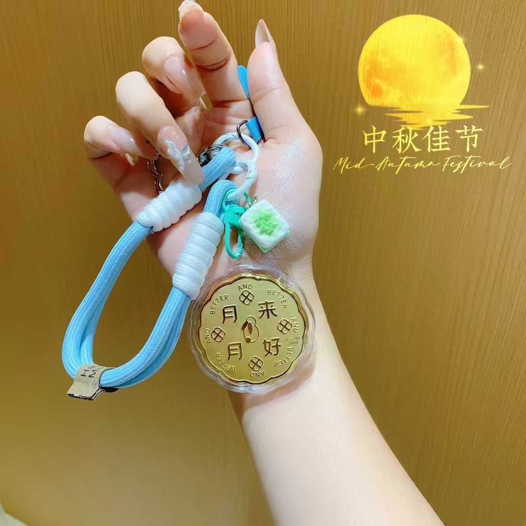 Pendentif "Que la Lune soit plus brillante" avec cordon bleu.