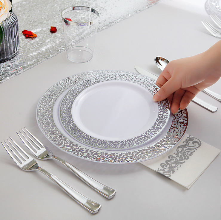 Assiette en argent, tasse, couteau, fourchette, cuillère, serviettes en papier, 25 de chaque