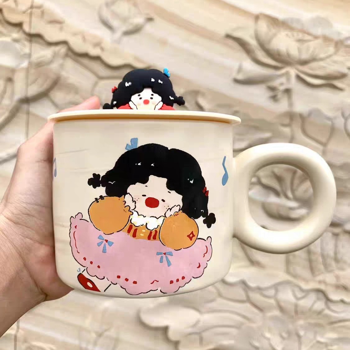 เด็กผู้หญิงที่กดหน้า