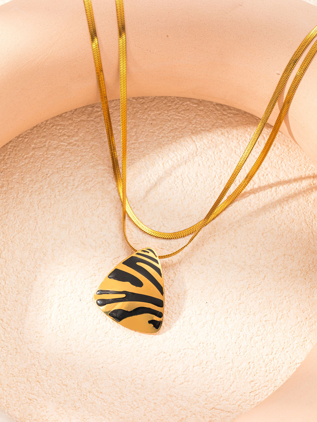 Collar triangular con estampado de leopardo