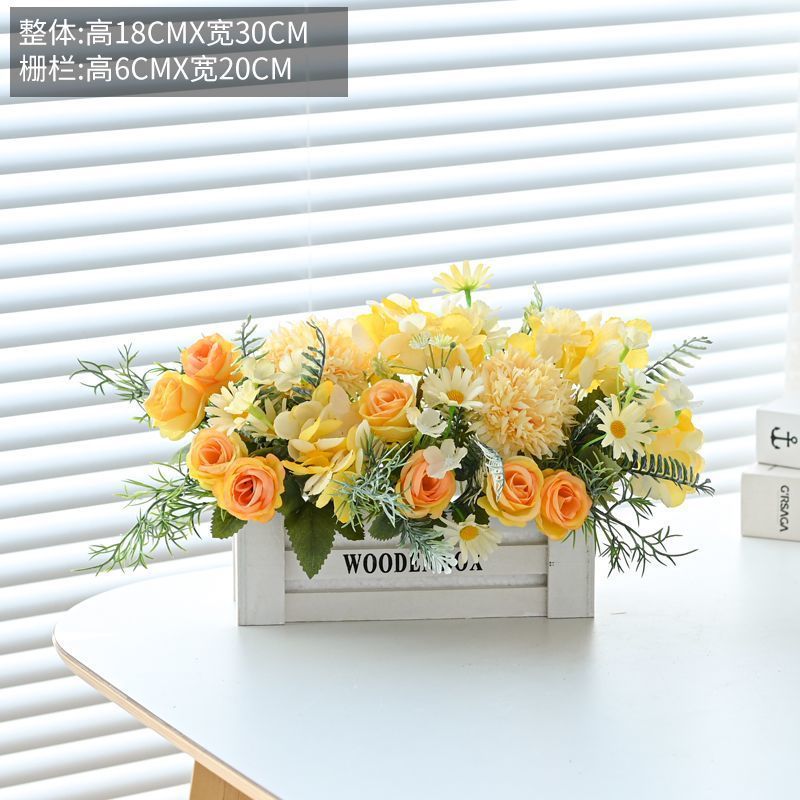 Clôture en bois blanc avec roses et jaune