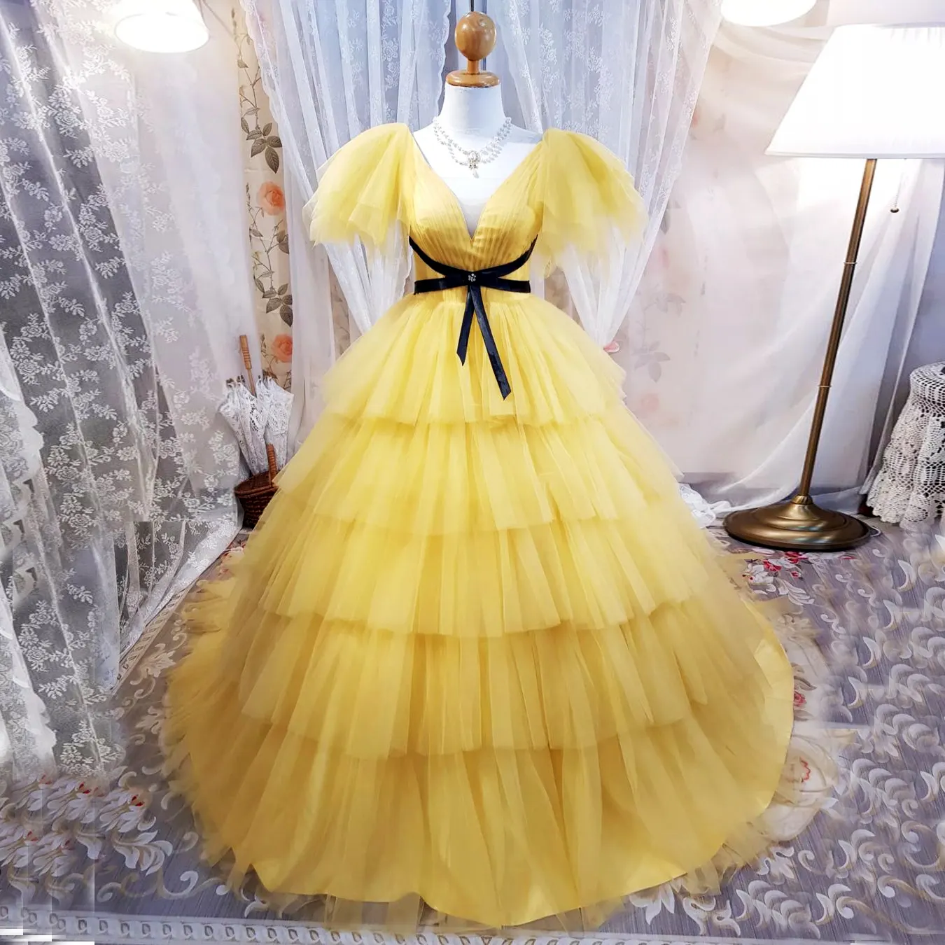 Hochwertiges gelbes geschichtetes Tull V-Ausschnitt Ballkleider mit schwarzem Gürtel Schnüre Rücken formelles Abendkleid Quinceanera-Kleider 2024