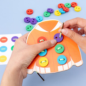 Di legno Threading Giocattoli Vestiti Pulsante Stringa Giocattolo Divertente Pulsante Bordo Threading Corda Gioco Prima Educazione Giocattolo per il Bambino - Product Image 1