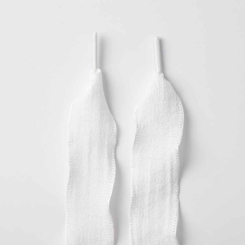 Cordones de zapatos con hojas de loto blanco.