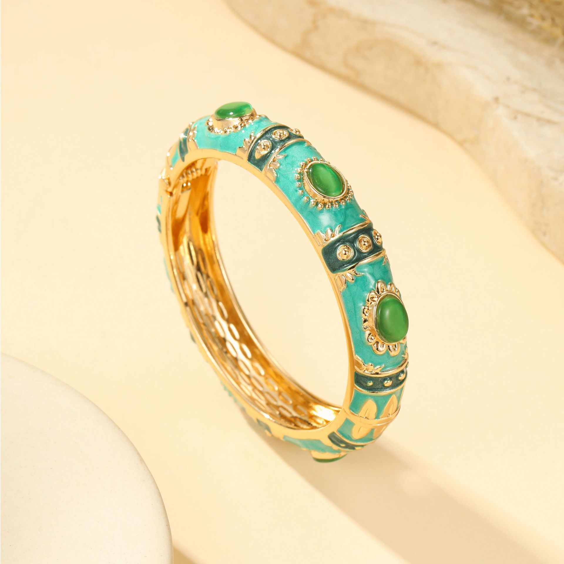 Gold-mint green