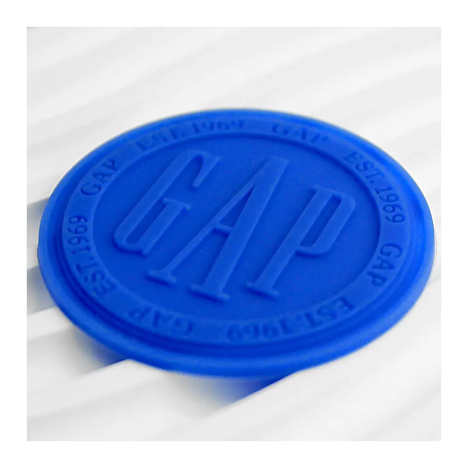 Etiquetas de PVC redondas para costura de roupas, adesivos de borracha plástica de silicone macio com logotipo 3D personalizado, letras impressas em relevo