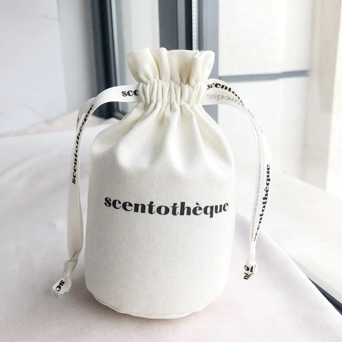 Bolsa de lona de algodón con cilindro con cordón inferior redondo recto con impresión personalizada de 8OZ con cinta para regalo, embalaje de joyería cosmética