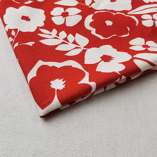 Um padrão de flores brancas no fundo vermelho impresso tecido de linho de algodão