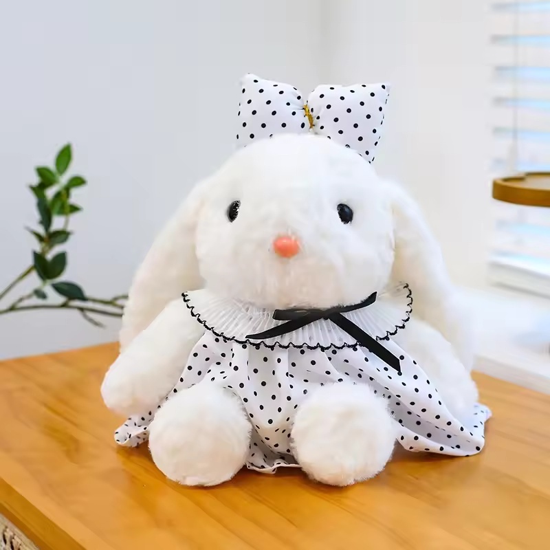 Vestido blanco de princesa con lazo de conejo y lunares negros.