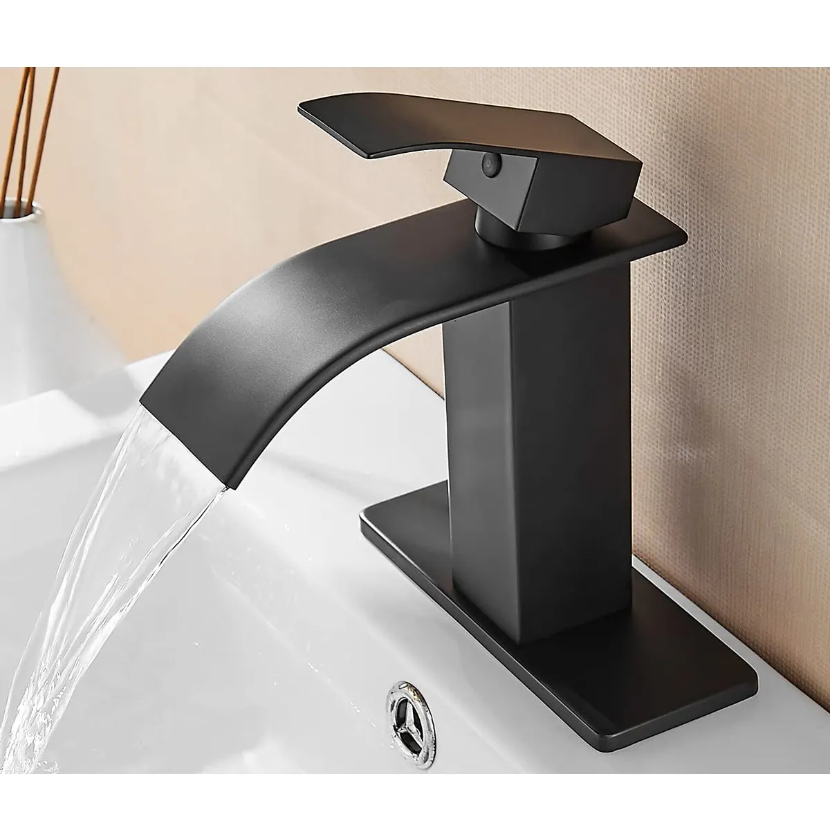 Robinet de lavabo de salle de bain à bec cascade en acier inoxydable noir de luxe
