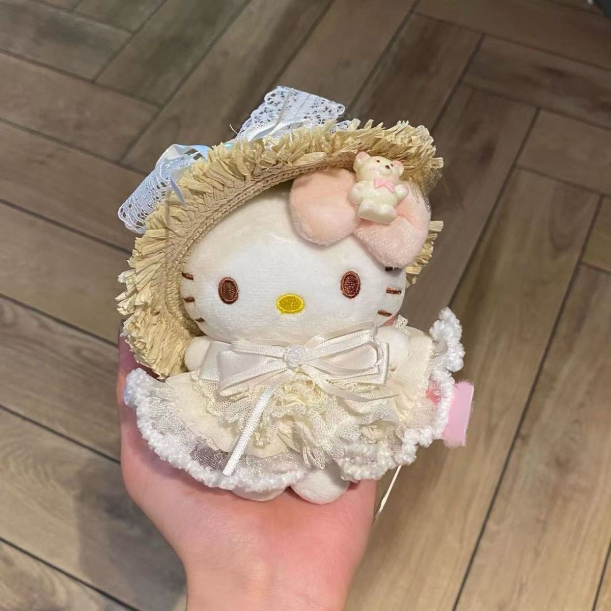 Jupe en tulle blanc, chapeau de paille, KT