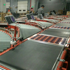 Sistema transportador de clasificación de rodillos clasificador de ruedas de paquetes de material de correa de goma para planta de fabricación