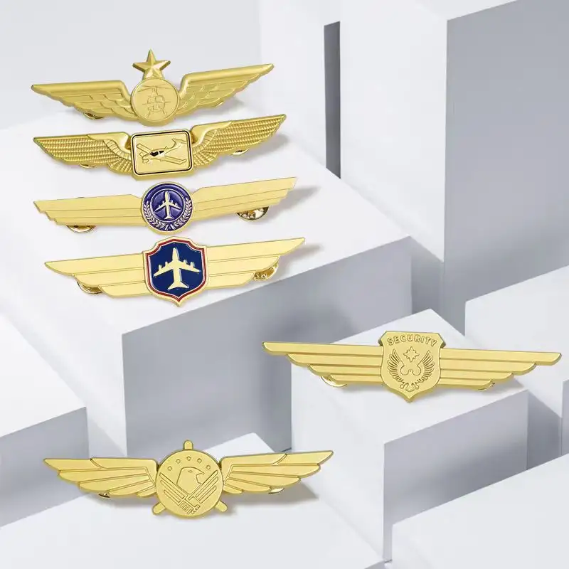 Forma de ala servicio aéreo uniforme pin insignia al por mayor comandante de avión dorado PIN de metal con embrague avión capitán emblema PIN