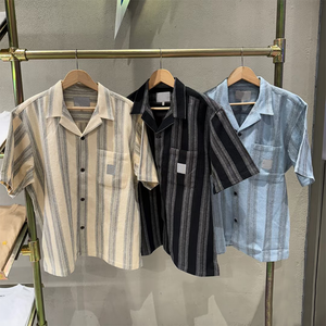 SHENGHAO夏の男性用カジュアルプリントストライプ2ピースセットシングルブレスト半袖シャツショーツプラスサイズニットストリートスーツ