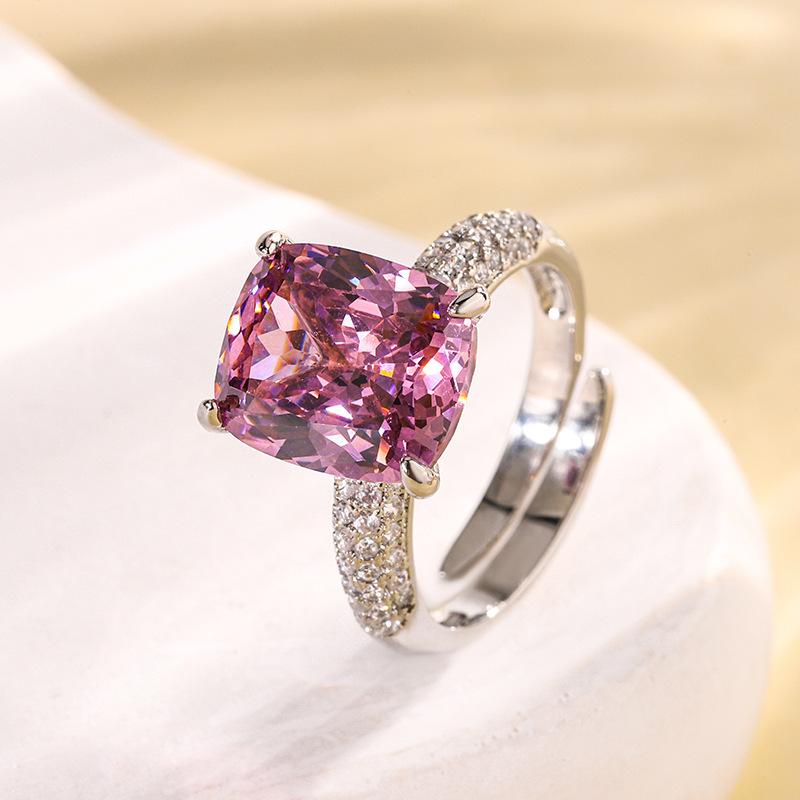 Bague nid d'oiseau ouverte, ornée de roses séchées.