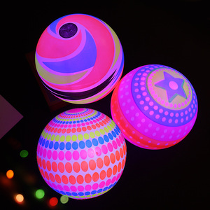 2025 toptan karanlıkta kızdırma topları Light up topu büyük şişme LED plaj topu çocuklar için açık iç mekan oyunu plaj oyun alanı